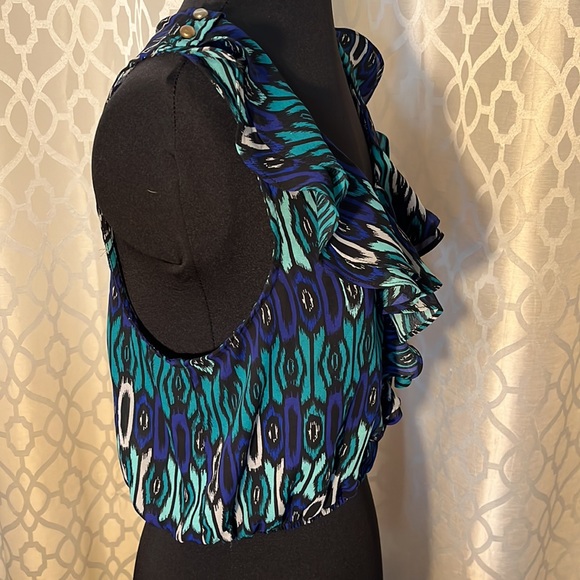 Charlotte Russe crop top with elastic bottom. Gold decor buttons on shoulders. M - Picture 5 of 10